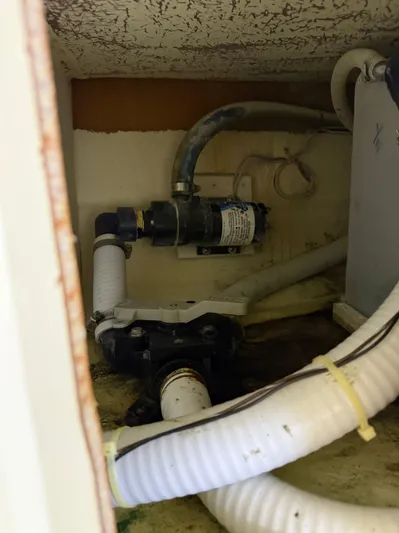 Rhode Waves Yacht Photos Pics Interior view of 2018 Eastern 27 Islander Hardback with plumbing.