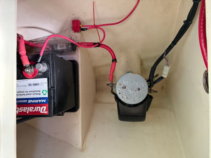 Rhode Waves Yacht Photos Pics Battery and wiring in a 2018 Eastern 27 Islander Hardback boat.