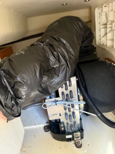 Rhode Waves Yacht Photos Pics Interior of a 2018 Eastern 27 Islander Hardback boat.