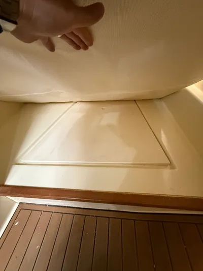 Rhode Waves Yacht Photos Pics Interior of a 2018 Eastern 27 Islander Hardback boat.