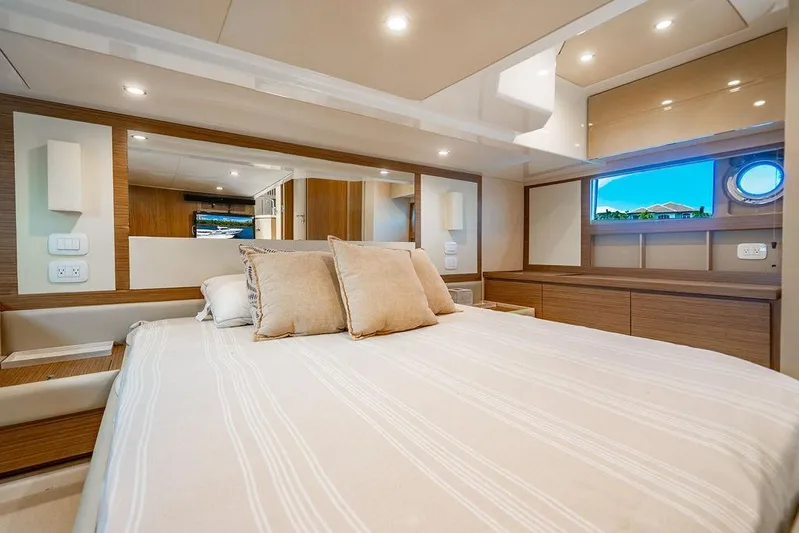 Endurance Yacht Photos Pics Luxurious interior of 2016 Azimut Atlantis 50 yacht bedroom with modern design.