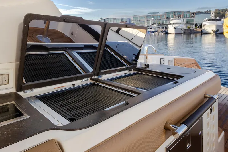 Domaign Yacht Photos Pics Starboard Side Wet Bar