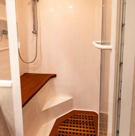 Reel Busy Yacht Photos Pics 