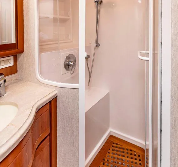 Reel Busy Yacht Photos Pics 