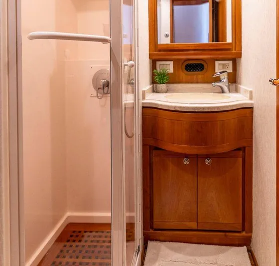 Reel Busy Yacht Photos Pics 