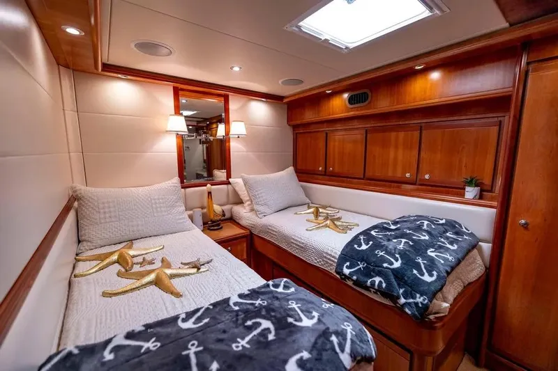 Reel Busy Yacht Photos Pics 