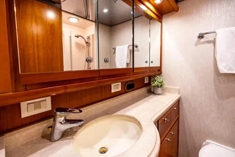 Reel Busy Yacht Photos Pics 