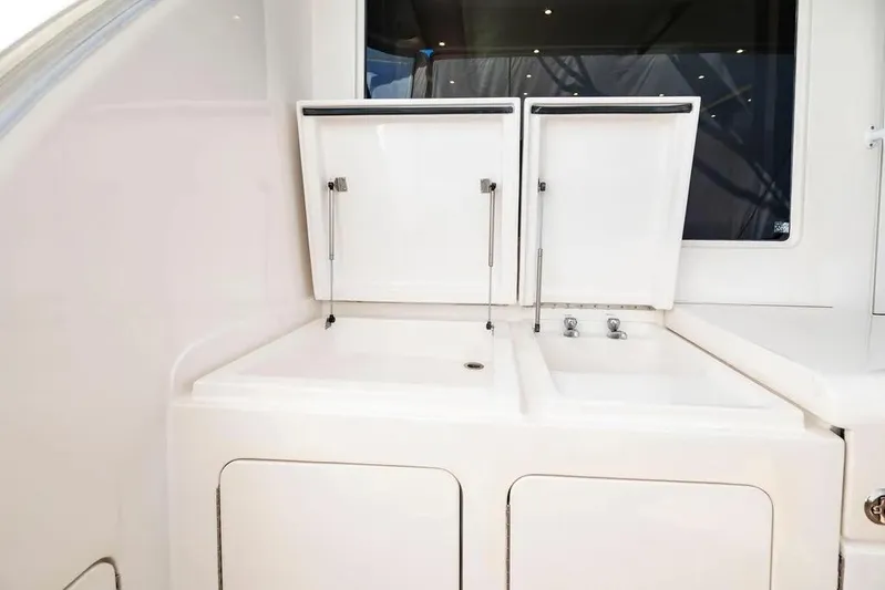 Reel Busy Yacht Photos Pics 