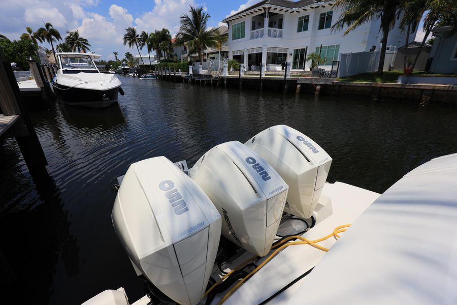 2020 Sea Ray 320 Sundancer Out Boards