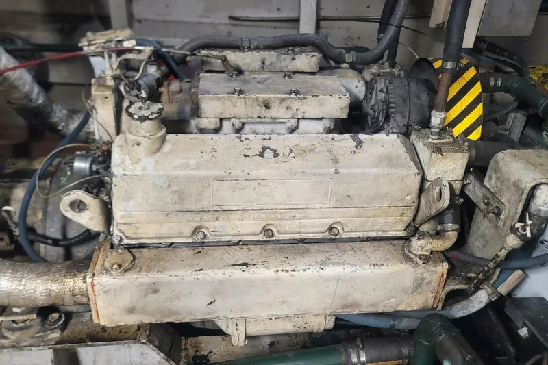 Indian River Queen Yacht Photos Pics Old custom paddle wheel engine from 1984, showing wear and mechanical components.