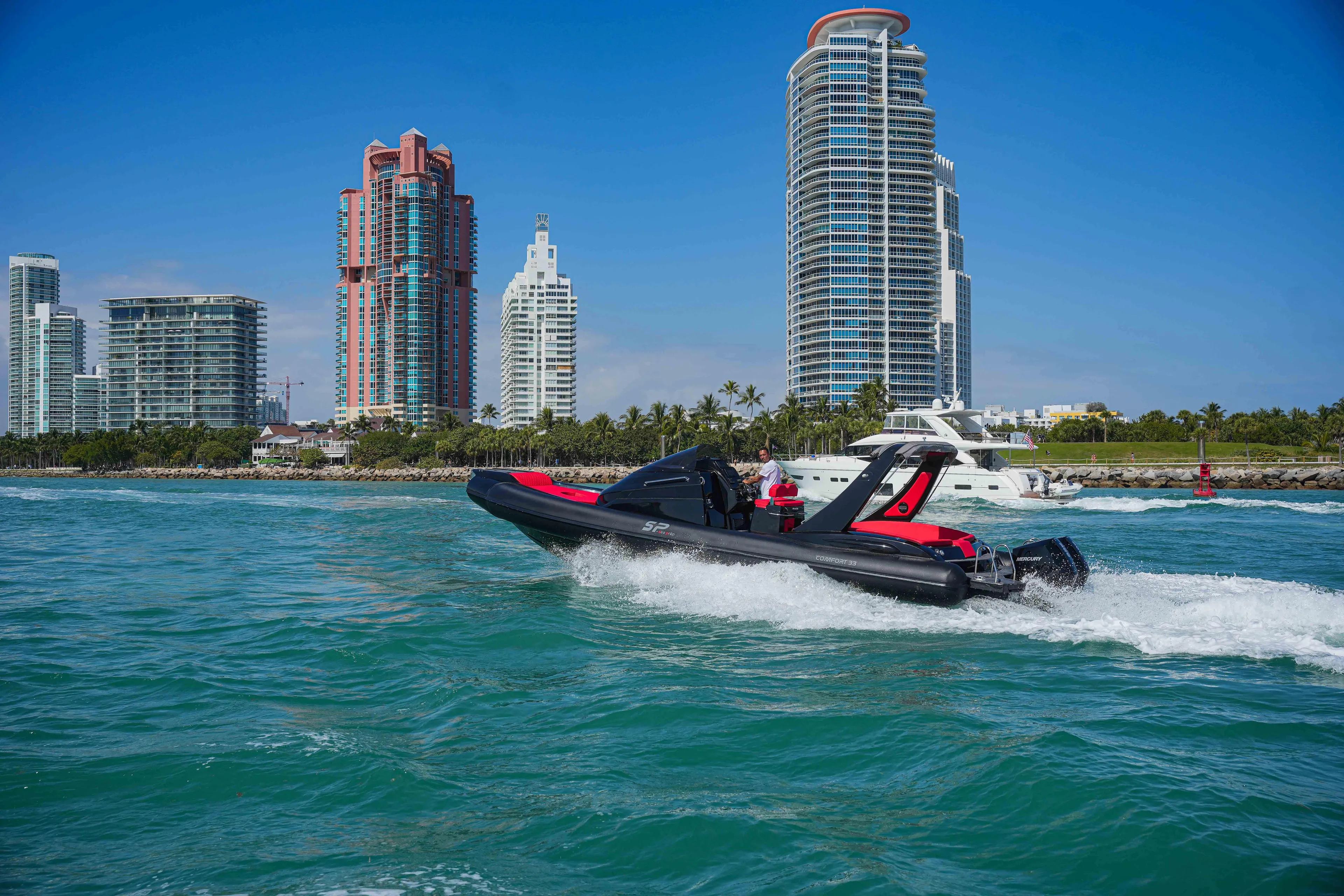 Sea Prop COMFORT 33 boat cruising near city skyline, 2025 model.