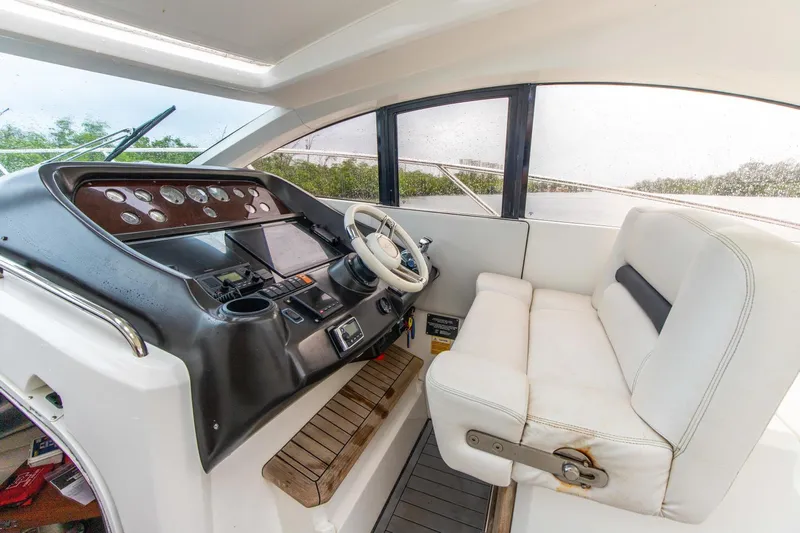 Catmandu Yacht Photos Pics Sunseeker 47 Catmandu - Helm