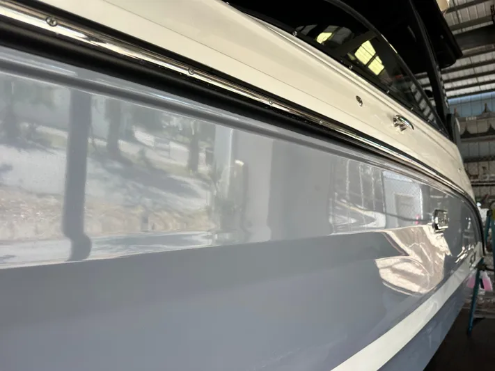  Yacht Photos Pics Close-up of the sleek side of a 2024 Sea Ray 260 SLX OB boat.