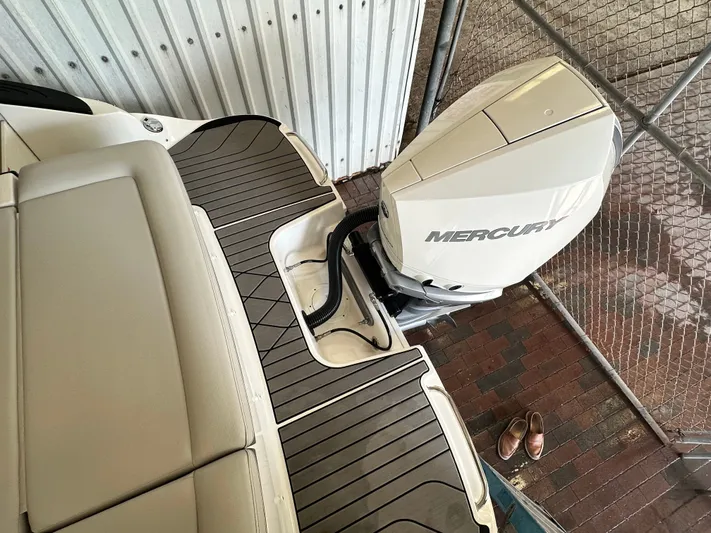  Yacht Photos Pics 2024 Sea Ray 260 SLX OB with Mercury outboard motor.