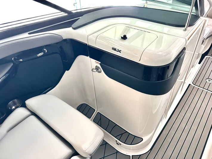  Yacht Photos Pics Interior of 2024 Sea Ray 260 SLX OB, luxurious design.