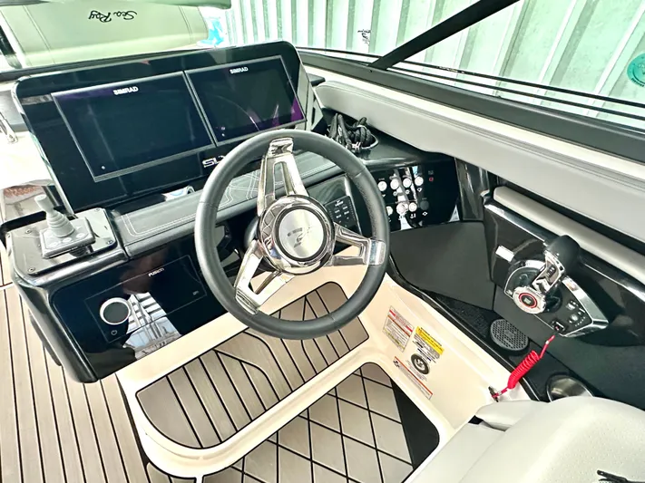  Yacht Photos Pics Interior view of 2024 Sea Ray 260 SLX OB cockpit.