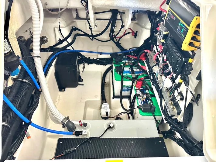  Yacht Photos Pics Electrical system of 2024 Sea Ray 260 SLX OB boat.