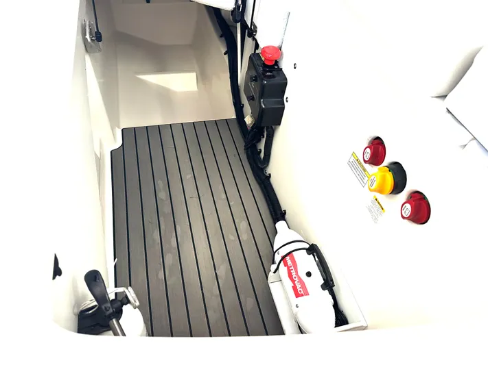  Yacht Photos Pics Interior of 2024 Sea Ray 260 SLX OB with flooring and controls.