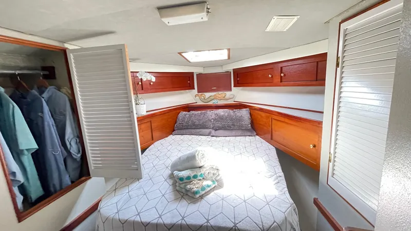 Aqua Ma'am Yacht Photos Pics Cozy bedroom in 1986 Ocean Yachts 38 Super Sport with wooden cabinets and skylight.