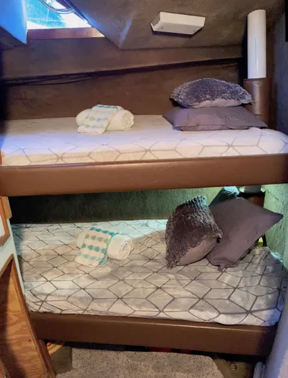 Aqua Ma'am Yacht Photos Pics Bunk beds in 1986 Ocean Yachts 38 Super Sport cabin with pillows and towels.