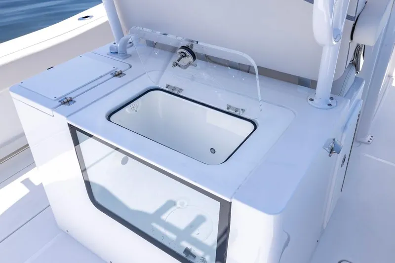  Yacht Photos Pics 2026 Sea Hunt Gamefish 30 Forward Seating livewell with clear lid and modern design.