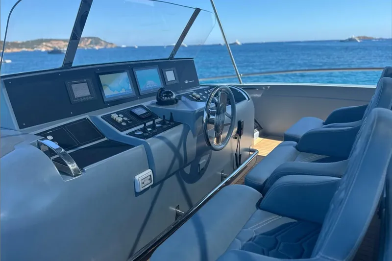 Deea II Yacht Photos Pics Helm of 2009 Cerri Cantieri Navali 102 yacht with ocean view.