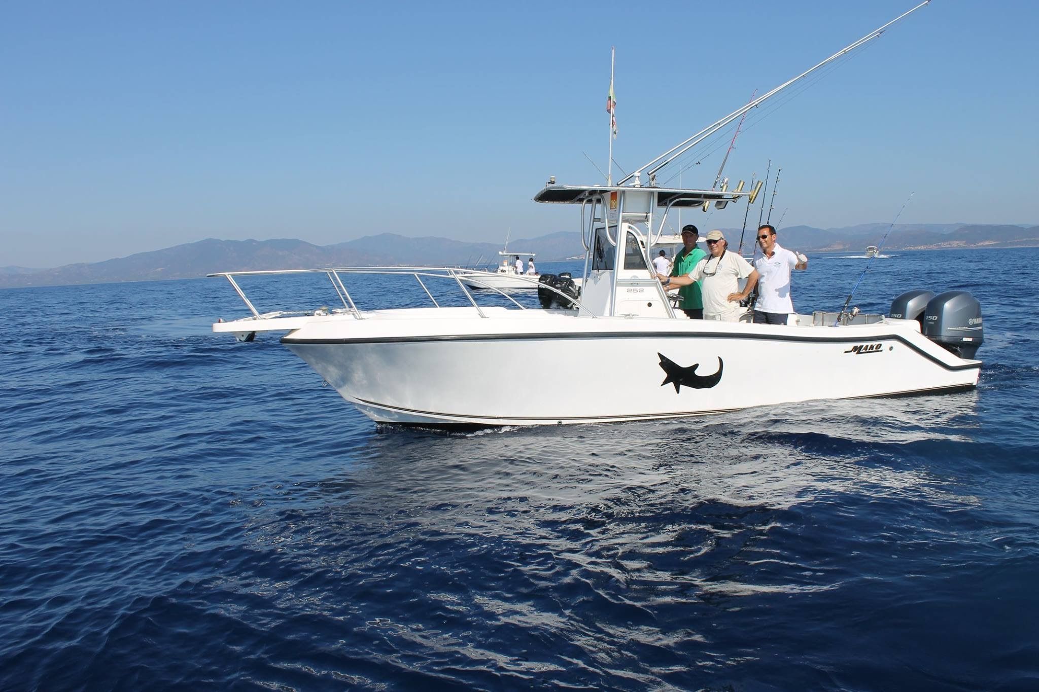 2000 Mako 252 Center Console