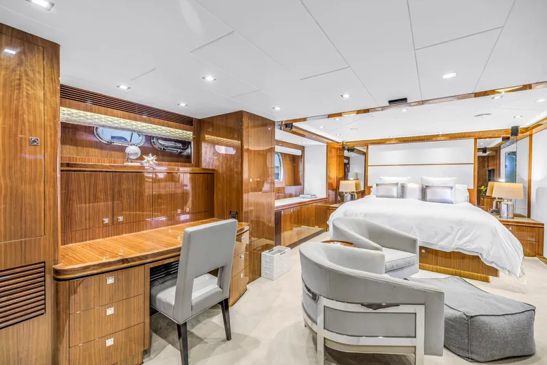 Encore Yacht Photos Pics Luxurious Horizon E88 yacht bedroom with elegant wood finishes and modern furnishings, 2015 model.
