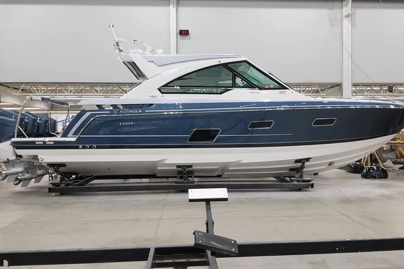  Yacht Photos Pics 2026 Formula 400 Super Sport Crossover boat in a showroom, side view.