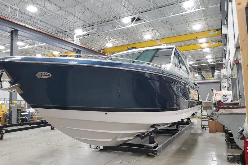  Yacht Photos Pics 2026 Formula 400 Super Sport Crossover boat in a modern indoor facility.