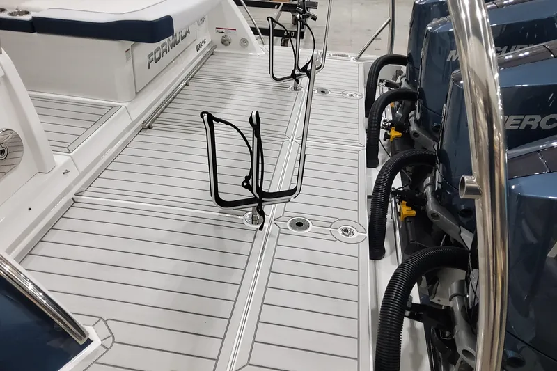  Yacht Photos Pics 2026 Formula 400 Super Sport Crossover boat deck with Mercury engines and sleek design.