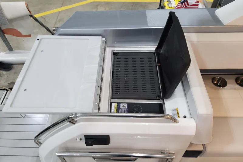  Yacht Photos Pics 2026 Formula 400 Super Sport Crossover boat grill and prep station.