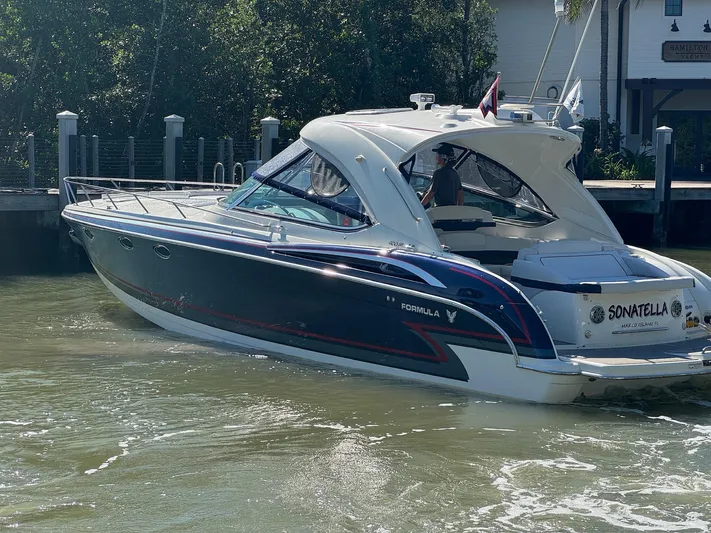 Sonatella Yacht Photos Pics 2017 Formula 400 Super Sport boat cruising on a sunny day.