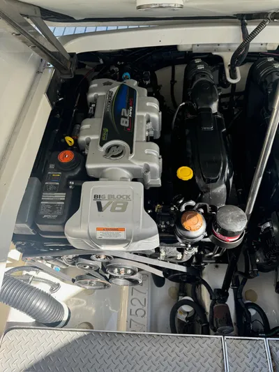 Sonatella Yacht Photos Pics 2017 Formula 400 Super Sport engine compartment with powerful V8 engine.