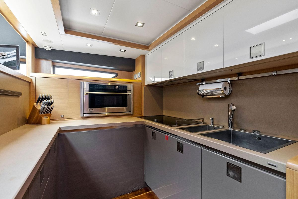 2012 Ferretti Yachts 80 