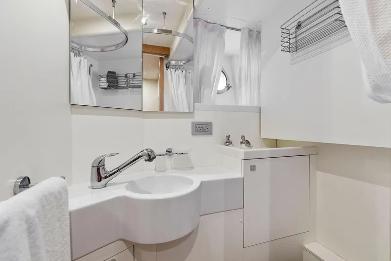 Bon Bon Yacht Photos Pics 