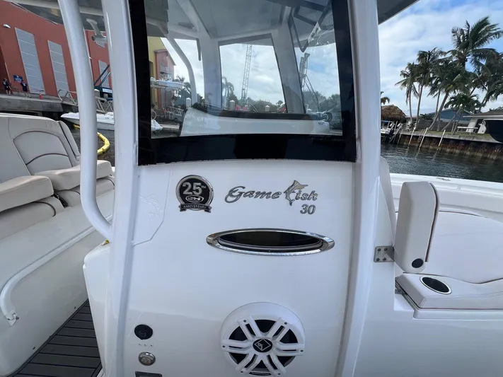 Katie Days Yacht Photos Pics Sea Hunt 30 KATIE DAYS - Starboard Side of Helm