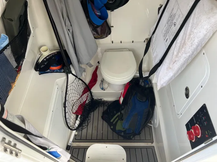 Katie Days Yacht Photos Pics Sea Hunt 30 KATIE DAYS - Head Compartment