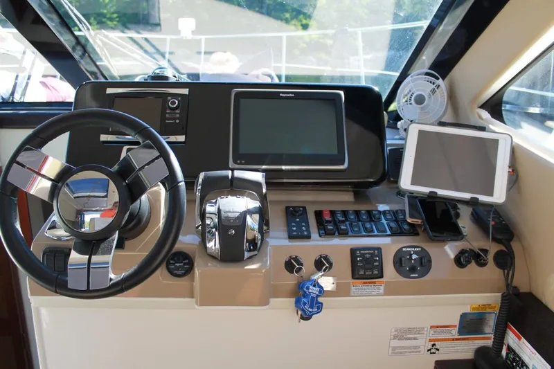  Yacht Photos Pics helm2