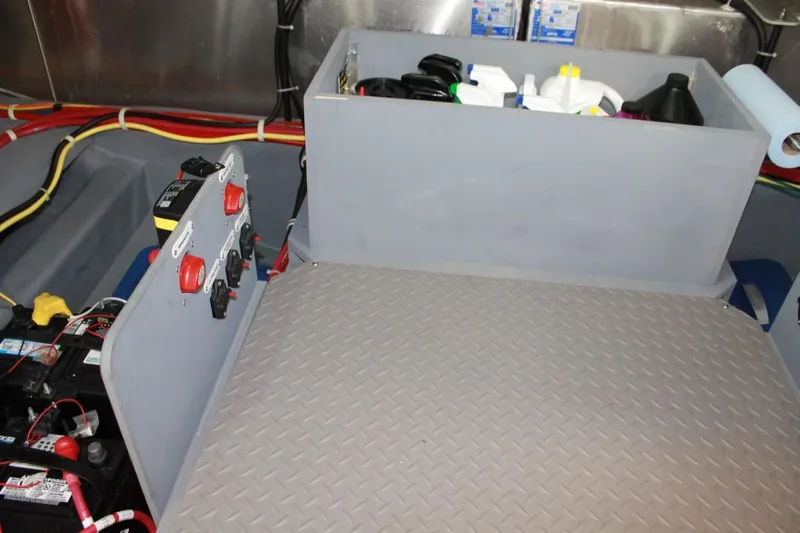  Yacht Photos Pics engineroom-clean