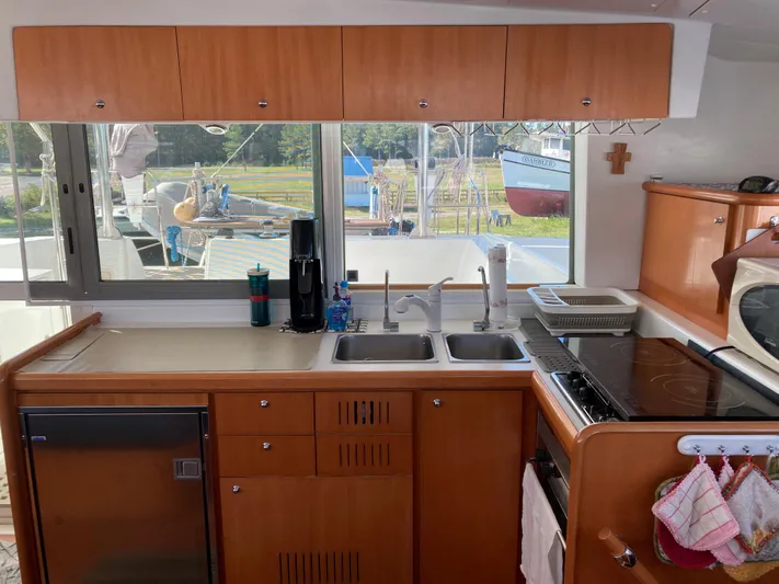 Rollercoaster Yacht Photos Pics Interior of Lagoon 420 yacht kitchen, 2007 model.