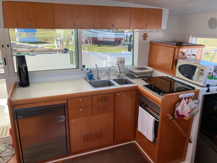 Rollercoaster Yacht Photos Pics Kitchen on Lagoon 420 catamaran, 2007 model, featuring modern amenities.