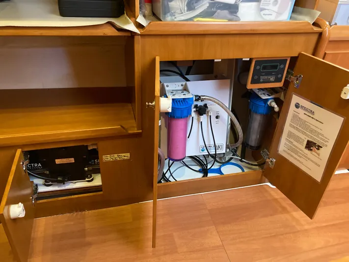 Rollercoaster Yacht Photos Pics Lagoon 420 Yacht 2007, interior view with water filtration system.