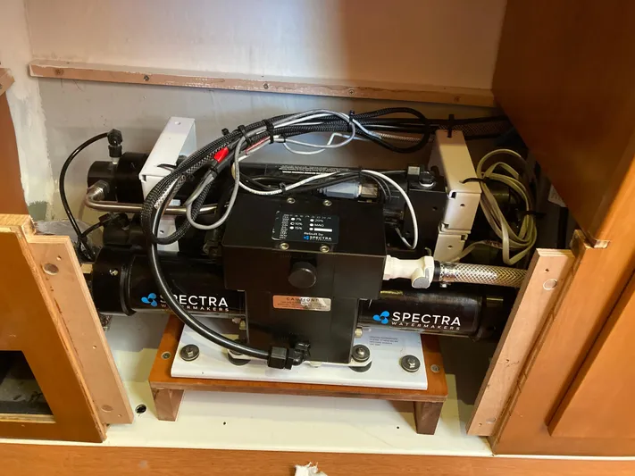 Rollercoaster Yacht Photos Pics Spectra watermaker in Lagoon 420, year 2007.