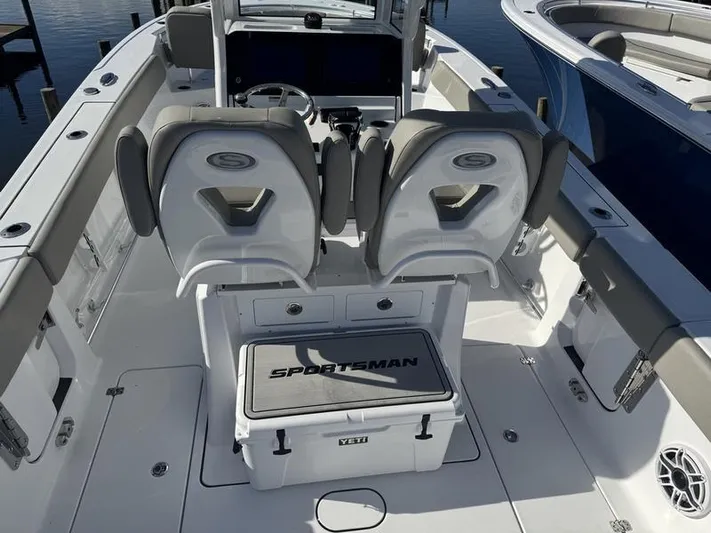  Yacht Photos Pics 2025 Sportsman Heritage 26 boat interior with dual seats and storage compartment.