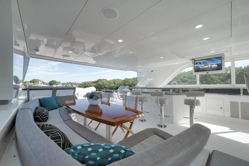 Live Mas Yacht Photos Pics Luxurious 2017 Ocean Alexander 85 E yacht interior with elegant seating and bar area.