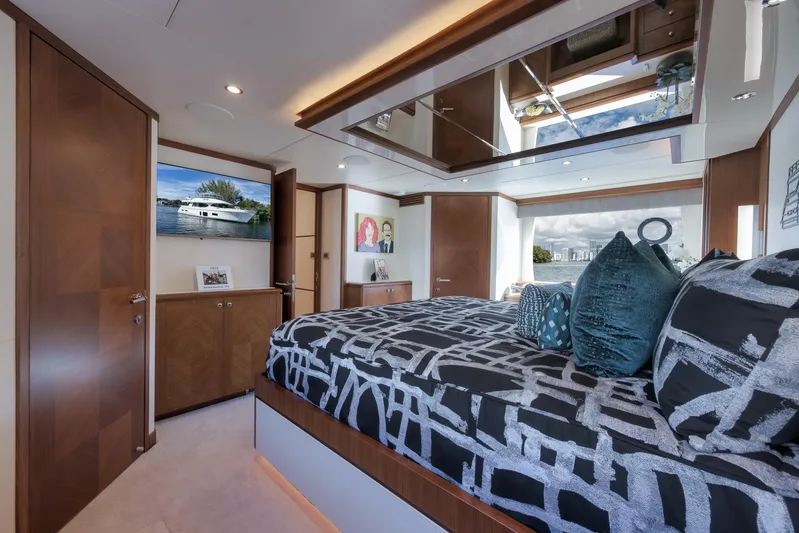 Live Mas Yacht Photos Pics Luxurious bedroom interior of 2017 Ocean Alexander 85 E yacht with modern decor.