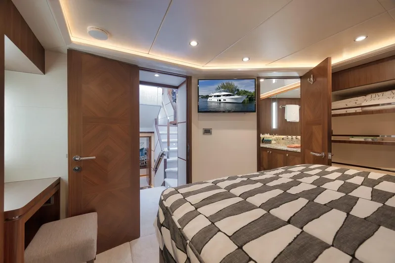 Live Mas Yacht Photos Pics Luxurious 2017 Ocean Alexander 85 E yacht bedroom with modern decor and amenities.