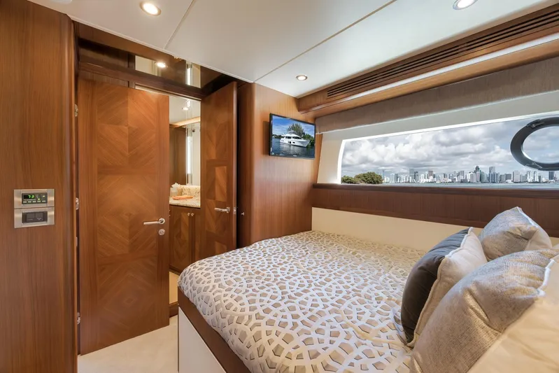 Live Mas Yacht Photos Pics Luxurious bedroom interior of 2017 Ocean Alexander 85 E yacht with cityscape view.