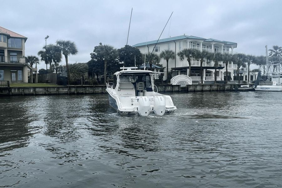 2021 Boston Whaler 325 Conquest